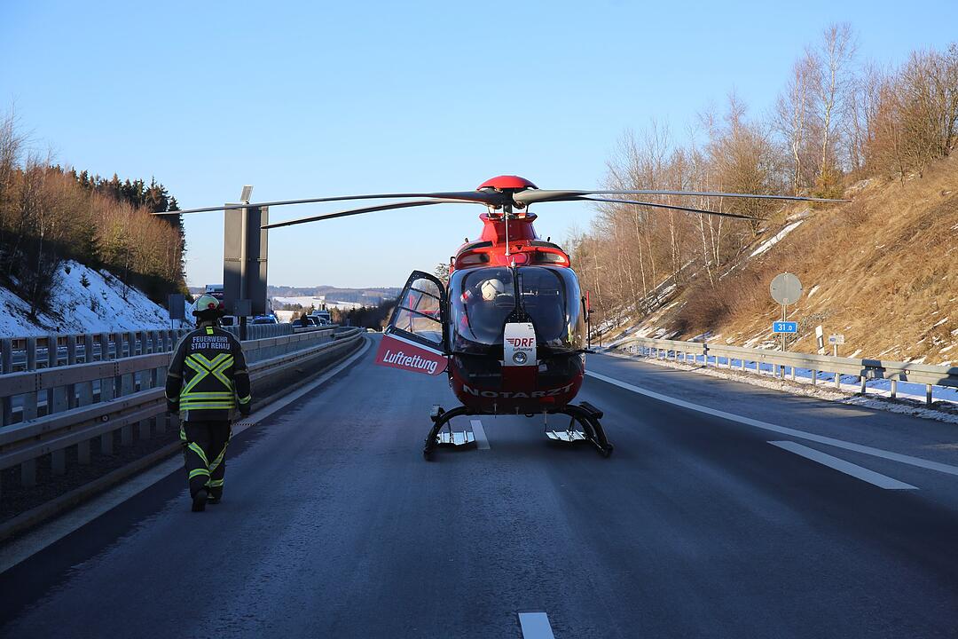 Schwerer Unfall auf A93 bei Hof: Audi fährt auf Opel auf