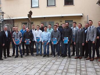 Landratstellvertreter Helmut Fischer, Handwerkskammervizepräsident Matthias Graßmann (von links), stellvertretender Kreishandwerksmeister Michael Limmer, Bürgermeister Andreas Hügerich, Kreishandwerksmeister Mathias Söllner und Obermeister Wilfried Adolf (von rechts) gratulierten den frisch gebackenen Gesellen zur bestandenen Prüfung.