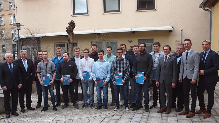 Landratstellvertreter Helmut Fischer, Handwerkskammervizepräsident Matthias Graßmann (von links), stellvertretender Kreishandwerksmeister Michael Limmer, Bürgermeister Andreas Hügerich, Kreishandwerksmeister Mathias Söllner und Obermeister Wilfried Adolf (von rechts) gratulierten den frisch gebackenen Gesellen zur bestandenen Prüfung.