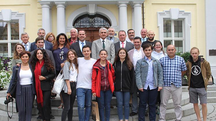 Oberb&uuml;rgermeister Henry Schramm empfing die Delegation im Rathaus..Sonny Adam