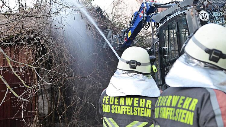 Die Feuerwehren konnten nicht verhindern, dass die Scheune niederbrannte.