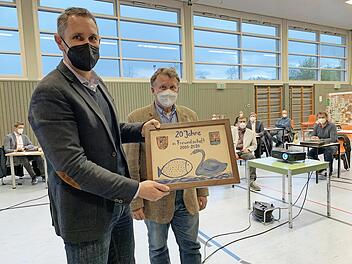 Die Städtepartnerschaft zu Positano lebt, auch wenn im ausgerechnet im Jubiläumsjahr 2020 kein Austausch stattfinden konnte. Der Markt Thurnau will die Partnerstadt mit einem getöpferten Jubiläumsgeschenk überraschen, das Bürgermeister Martin Bernreuther (CSU/links) und Volker Seitter (SPD/OL), Präsident des Positano-Vereins, im Gemeinderat präsentierten.