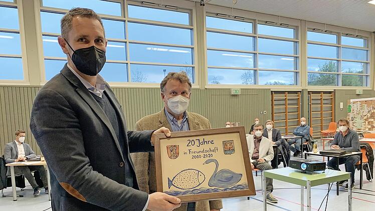 Die Städtepartnerschaft zu Positano lebt, auch wenn im ausgerechnet im Jubiläumsjahr 2020 kein Austausch stattfinden konnte. Der Markt Thurnau will die Partnerstadt mit einem getöpferten Jubiläumsgeschenk überraschen, das Bürgermeister Martin Bernreuther (CSU/links) und Volker Seitter (SPD/OL), Präsident des Positano-Vereins, im Gemeinderat präsentierten.