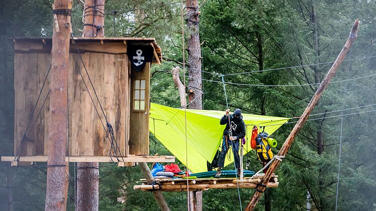 Waldbesetzung bei Tesla-Werk in Gr&uuml;nheide