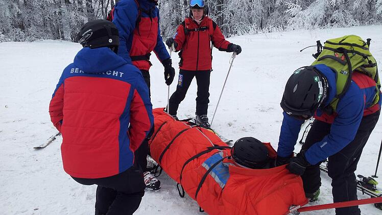 Auch das Retten mit dem Akja durch die Bergwacht muss regelmäßig geübt werden. Foto: Bartl