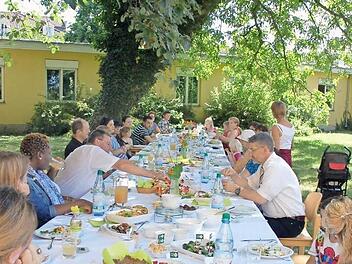 Im Garten in der Goethestraße hatten die Ernährungsfachfrauen eine festliche Tafel aufgebaut. Foto: Rainer Lutz