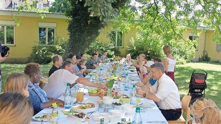 Im Garten in der Goethestraße hatten die Ernährungsfachfrauen eine festliche Tafel aufgebaut. Foto: Rainer Lutz