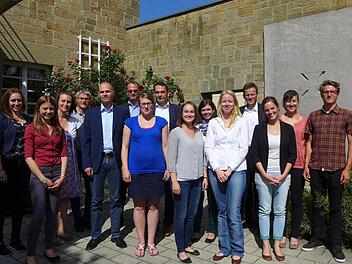Im Bild von links: Tamara Stüllein, Julia Haas, Holger Weininger, Tina Büdel, Anna Piras, Sigrid Schäfer, Pia Falke, Boris Rentel (vordere Reihe) sowie Anja Morgenroth, Bernhard Schurig, Prof. Dr. Niko Kohls, Holger Baunacher, Julia Grimmer, Prof. Dr. Eberhard Nöfer und Julia Gröger (hintere Reihe).  Fotos: Sabine Meißner