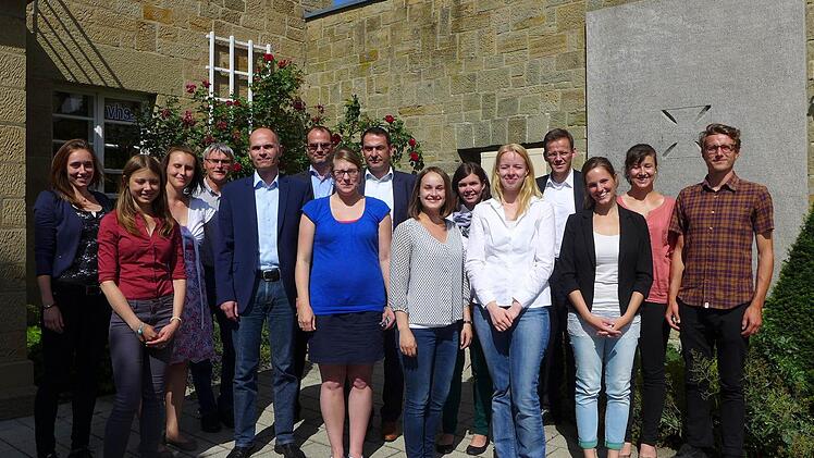 Im Bild von links: Tamara Stüllein, Julia Haas, Holger Weininger, Tina Büdel, Anna Piras, Sigrid Schäfer, Pia Falke, Boris Rentel (vordere Reihe) sowie Anja Morgenroth, Bernhard Schurig, Prof. Dr. Niko Kohls, Holger Baunacher, Julia Grimmer, Prof. Dr. Eberhard Nöfer und Julia Gröger (hintere Reihe).  Fotos: Sabine Meißner