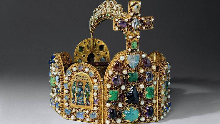 Eine Nachbildung der Krone des Heiligen Römischen Reichs Deutscher Nation Foto: Städtische Museen Aachen/British Museum/dpa