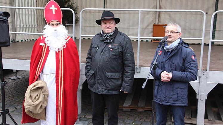Günter Dietz (rechts), Vorsitzender der TWG Ebern und Bürgermeister Jürgen Hennemann (rechts daneben) eröffneten am Sonntagnachmittag den Weihnachtsmarkt in Ebern. Foto: Helmut Will