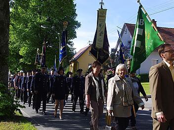 Eine Kirchenparade schlängelte sich am Sonntagvormittag vom Dorfplatz zum Gotteshaus. Foto: Heike Schülein