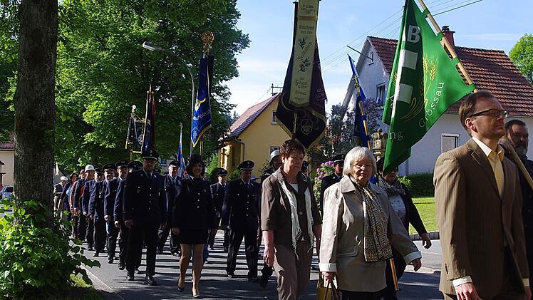 Eine Kirchenparade schlängelte sich am Sonntagvormittag vom Dorfplatz zum Gotteshaus. Foto: Heike Schülein