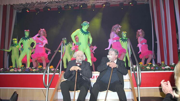 Stefan Wicklein (links) und Stefan Ender als Waldorf und Statler mit der Tanzsportgruppe Edelweiß  Foto: Friedwald Schedel