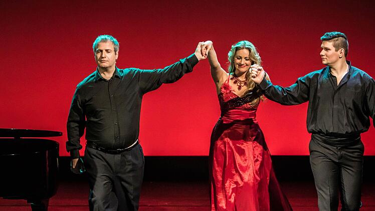 "Tränen der Bühne": Michaela Katráková und Jiri Rajnis gestalteten einen Opernabend in der Coburger Reithalle. Am Flügel: Claudio Rizzi (links). Foto: Jochen Berger