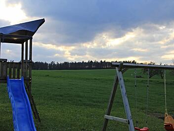 Von der Bebauung des westlichen Ortsrands in Buch liegt der Wald und die dort künftig etwas im Wald stehenden Windräder durchaus in "greifbarer" Nähe.  Fotos: Helmut Will