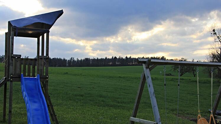 Von der Bebauung des westlichen Ortsrands in Buch liegt der Wald und die dort künftig etwas im Wald stehenden Windräder durchaus in "greifbarer" Nähe.  Fotos: Helmut Will