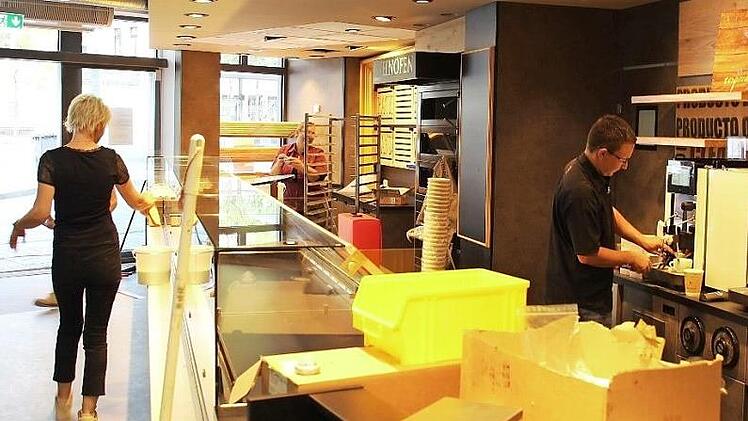 Bei der Bäckerei, gleich nach dem Eingang zur Markthalle, werden die Kaffeevollautomaten installiert und die Vitrine geputzt.  Foto: Ulrike Nauer