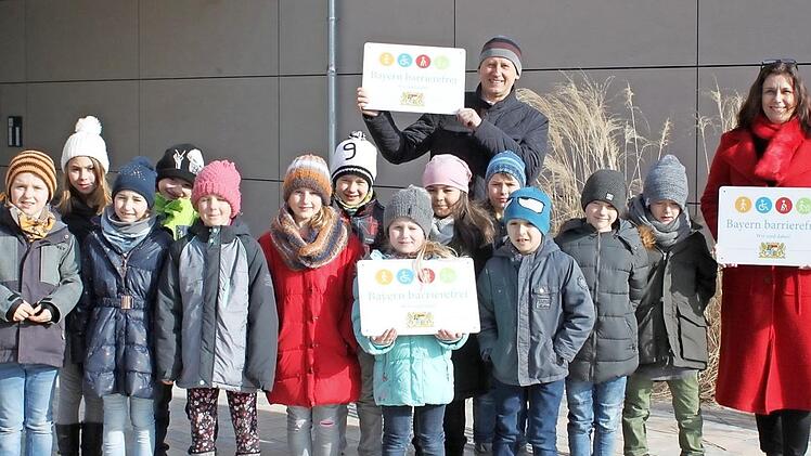 Die Dreiberg-Schule Knetzgau erhielt das Signet "Bayern barrierefrei - Wir sind dabei!". Mit den Schülern freuen sich Rektorin Antje Schorn und der Knetzgauer Bürgermeister Stefan Paulus.  Foto: Christiane Reuther