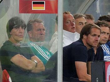 Nach Starkregen und mit großer Verspätung startete das vorletzte Testspiel der Deutschen Fußball-Nationalmannschaft gegen Österreich. Mit überraschendem Ergebnis. Foto: Christian Charisius/dpa