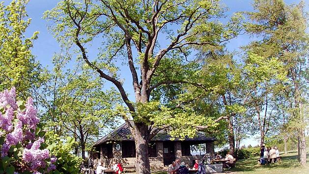 Beliebtes Ausflugsziel auf dem h&ouml;chsten Punkt im Coburger Land: Die idyllische Lage auf der Sennigsh&ouml;he lockt jedes Wochenende viele Besucher zur Alexandrinenh&uuml;tte.  Foto: Th&uuml;ringerwald-Verein