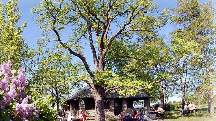 Beliebtes Ausflugsziel auf dem höchsten Punkt im Coburger Land: Die idyllische Lage auf der Sennigshöhe lockt jedes Wochenende viele Besucher zur Alexandrinenhütte.  Foto: Thüringerwald-Verein