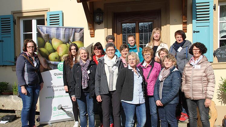 13 Landfrauen waren  gekommen, um sich Anregungen für eine weiteres Standbein für ihre Betrieb zu holen.Gerda Völk