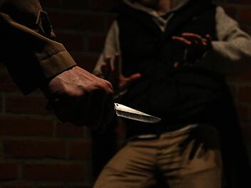 Der Angeklagte soll seinem Opfer ein Messer ins Knie gerammt und damit eine Schlagader verletzt haben.  Symbolbild: Christopher Schulz