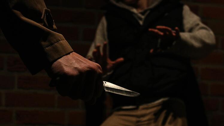 Der Angeklagte soll seinem Opfer ein Messer ins Knie gerammt und damit eine Schlagader verletzt haben.  Symbolbild: Christopher Schulz