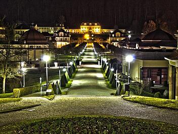 Märchenhaft:  der Park des Staatsbades in Bad Brückenau bei Nacht. Foto: TO3IAS/infrankenpix