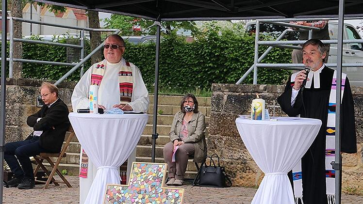 Pfarrer Bernd Grosser und Pater Rudolf Theiler (von rechts) gestalteten in ökumenischer Zweisamkeit einen ansprechenden Open-Air-Autogottesdienst. Foto: Helmut Will