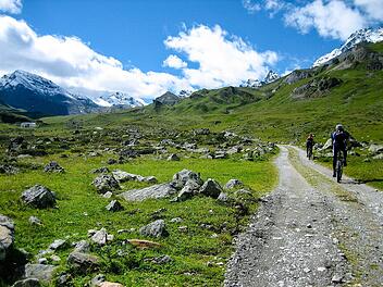 Mit dem Gravelbike kannst du auch abseits der großen Straßen unterwegs sein.