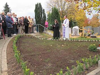 Die evangelische Pfarrerin Anja Bautz und der katholische Pfarrer Georg Birkel segneten die neu gestaltete Grabstätte auf dem Staffelsteiner Friedhof. Das Gräberfeld hat etwa die Form eines Dreiecks und ist von Buchsbaum umsäumt. Foto: Monika Schütz
