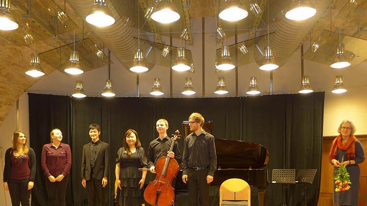 "Vorhang auf" hieß es beim ersten Konzert einer neuen Veranstaltungsreihe für die jungen Musiker Ana Lama, Vilma Räikkönen, Jinho Hong, Haruka Tsuyama, Jaromir Kostka und Jonas Gleim (von links) im Konzertsaal des Rügheimer Schüttbaus. Ganz rechts im Bild: Dr. Barabara Goschenhofer, Leiterin des Kulturvereins. Fotos: Sabine Meißner