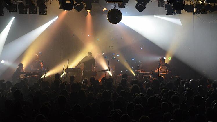 Simon Green alias Bonobo und Sängerin Szjerdene versetzen die Besucher im E-Werk in Erlangen in Trance. Foto: Nikolas Pelke