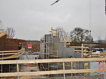 Diese fünf Meter breite und 4,70 Meter hohe Unterführung für den Radweg soll Anfang Juni durch den Bahndamm geschoben werden.  Foto: Dobschütz