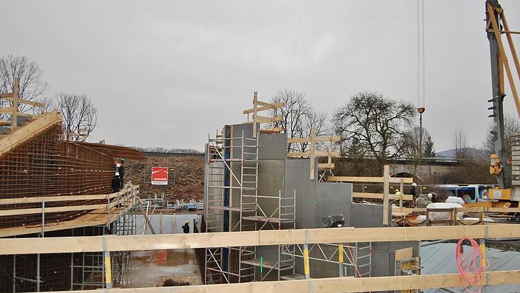 Diese fünf Meter breite und 4,70 Meter hohe Unterführung für den Radweg soll Anfang Juni durch den Bahndamm geschoben werden.  Foto: Dobschütz