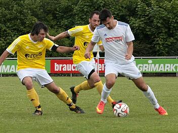 TSV-Kapitän Sebastian Lieb (links) steht sinnbildlich für den Aufstieg der Ebensfelder. Der 32-Jährige spielte schon in der A-Klasse für die Ebensfelder Fußballer und schaffte mit "seinem" Verein nun den Sprung in die Landesliga.  Fotos: sportpress