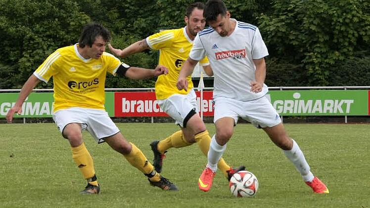 TSV-Kapitän Sebastian Lieb (links) steht sinnbildlich für den Aufstieg der Ebensfelder. Der 32-Jährige spielte schon in der A-Klasse für die Ebensfelder Fußballer und schaffte mit "seinem" Verein nun den Sprung in die Landesliga.  Fotos: sportpress