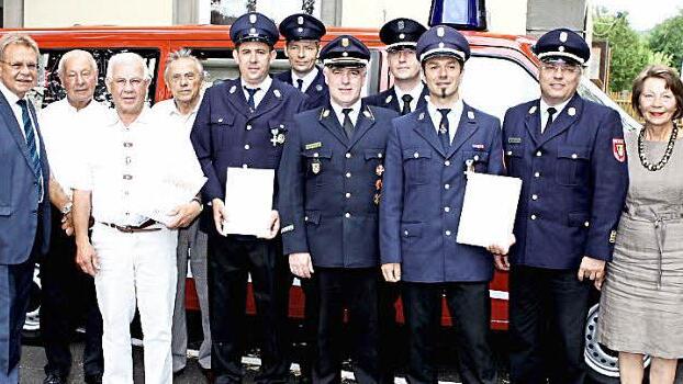 Diese Männer wurden beim 140-jährigen Gründungsfest der Vogtendorfer Feuerwehr als aktive und passive Feuerwehrmitglieder ausgezeichnet. Mit im Bild Bürgermeister Wolfgang Beiergrößlein (links) und die örtliche Stadträtin Carin Bülling