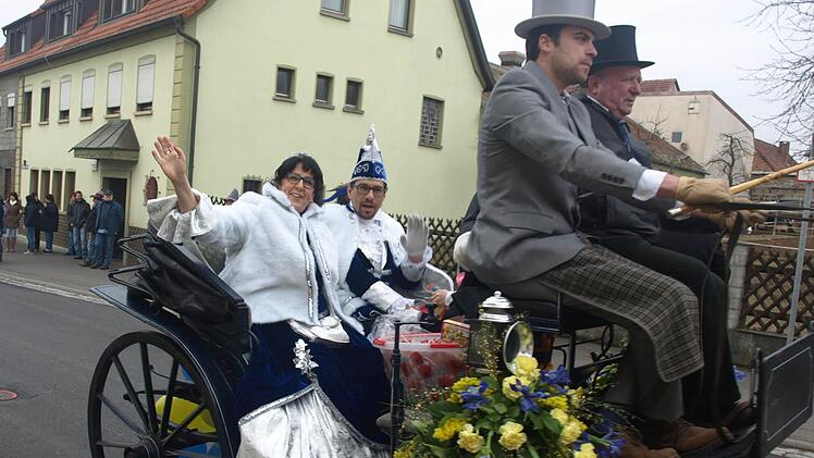 Huldvoll winkt das Prinzenpaar. Foto: Stefan Geiger