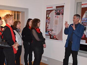 Martin Becher erläutert Ausstellungsbesuchern die verschiedenen Infotafeln. Foto: Renate Spörlein