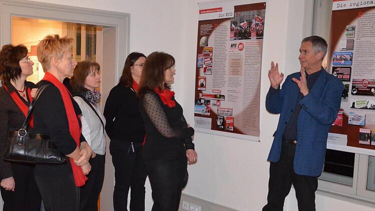 Martin Becher erläutert Ausstellungsbesuchern die verschiedenen Infotafeln. Foto: Renate Spörlein