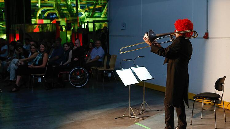 Posaunist Angelos Kritikos eröffnete das Konzert mit Clowns-Perücke und einem ganz modernen Stück.Foto: Matthias Hoch