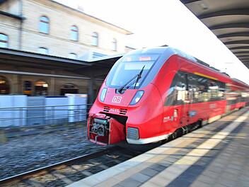 Ein Regionalexpress verlässt den Lichtenfelser Bahnhof Richtung Kronach. Momentan sieht es so aus, als würden ab Ende 2017 von Lichtenfels aus nur noch Nahverkehrszüge fahren. Dagegen regt sich Protest aus Politik und Wirtschaft.  Foto: Tobias Kindermann