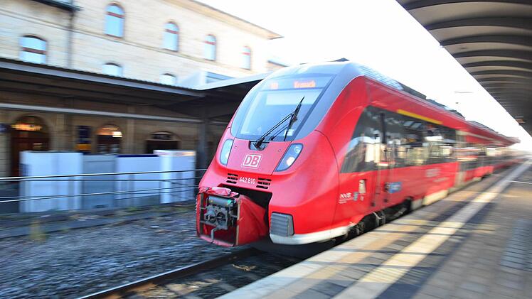 Ein Regionalexpress verlässt den Lichtenfelser Bahnhof Richtung Kronach. Momentan sieht es so aus, als würden ab Ende 2017 von Lichtenfels aus nur noch Nahverkehrszüge fahren. Dagegen regt sich Protest aus Politik und Wirtschaft.  Foto: Tobias Kindermann