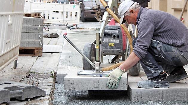 Flaches Pflaster, wie hier am Kommunbrauhaus H&ouml;chstadt, erleichtert Menschen mit Rollatoren oder Rollst&uuml;hlen deutlich die Fortbewegung. Foto: Jann Weckel