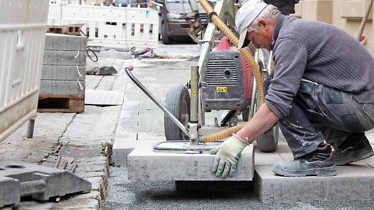 Flaches Pflaster, wie hier am Kommunbrauhaus Höchstadt, erleichtert Menschen mit Rollatoren oder Rollstühlen deutlich die Fortbewegung. Foto: Jann Weckel
