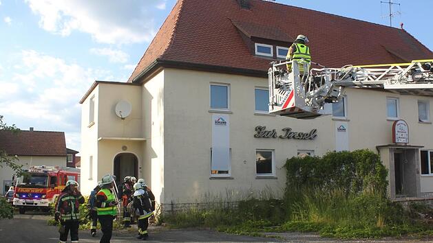 Der ehemalige Gasthof "Zur Insel / Mykonos", der bereits zum Abriss vorbereitet ist, eignete sich gut f&uuml;r eine &Uuml;bung am Freitagabend, an der 35 Staffelsteiner Feuerwehrleute teilnahmen. Foto: Matthias Einwag