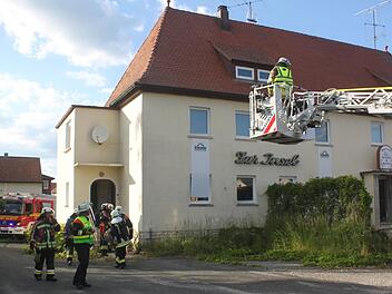 Der ehemalige Gasthof "Zur Insel / Mykonos", der bereits zum Abriss vorbereitet ist, eignete sich gut für eine Übung am Freitagabend, an der 35 Staffelsteiner Feuerwehrleute teilnahmen. Foto: Matthias Einwag